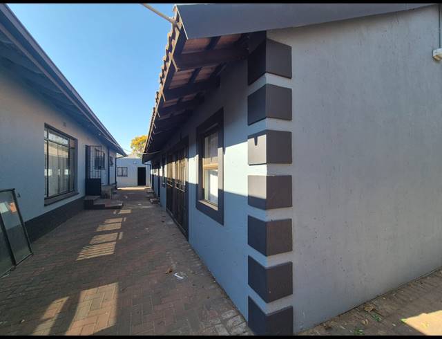 30 BEDROOM HOUSE FOR SALE IN VANDERBIJLPARK SE 7